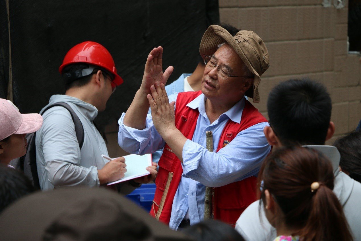 并集体重温了入党誓词