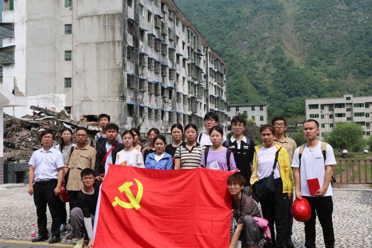 下午研究生们参观北川地震纪念馆