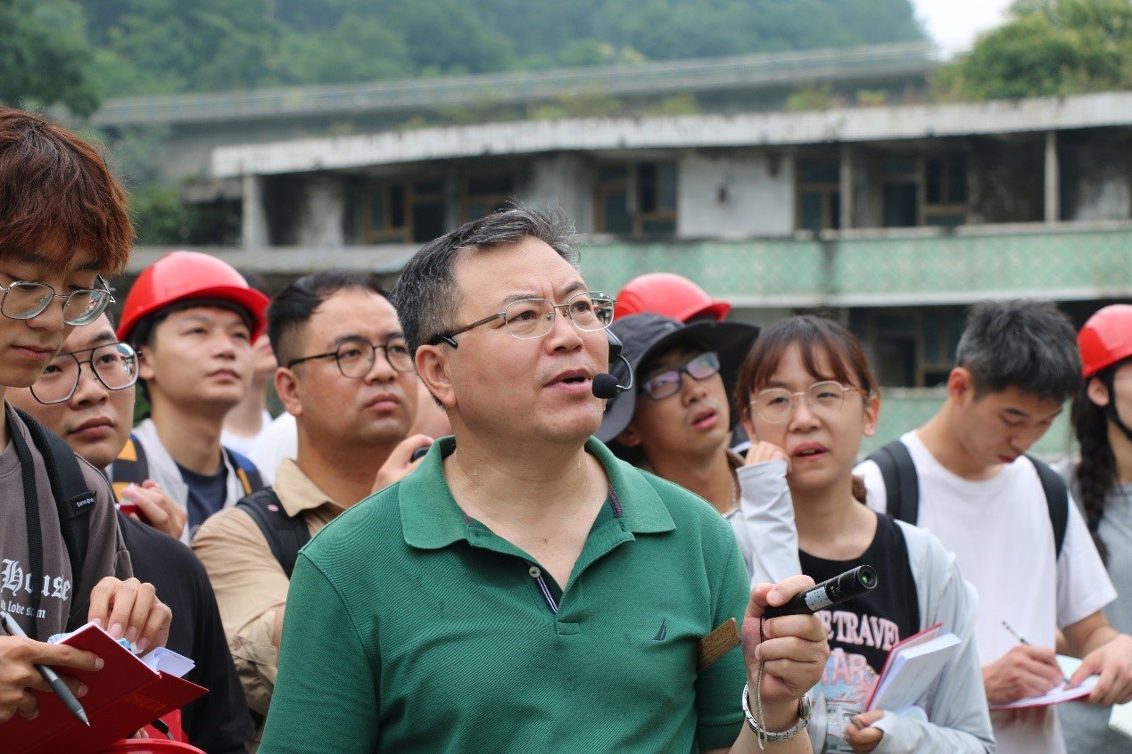 根据各类建筑物受损情况讲解“散”“脆